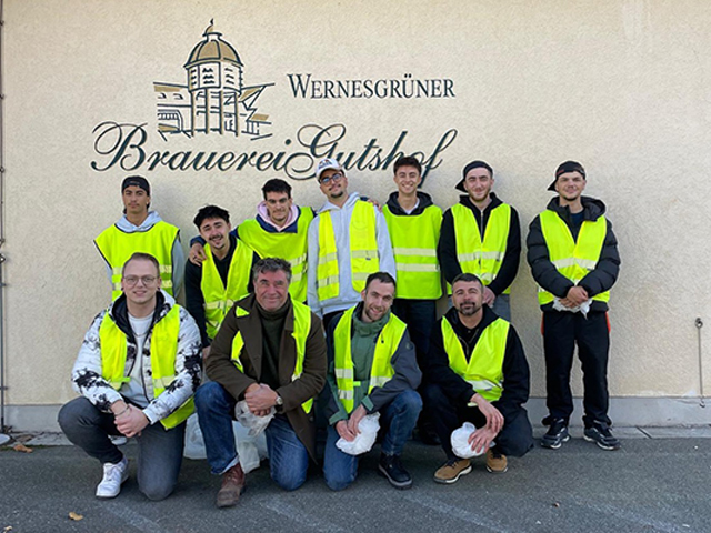 Foto: Gemeinsam vor dem Brauerei